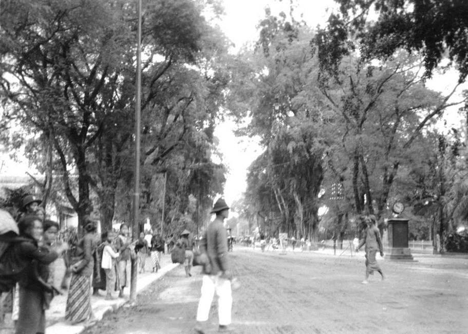A street in Jogjakarta. (Appended from the author’s private album)