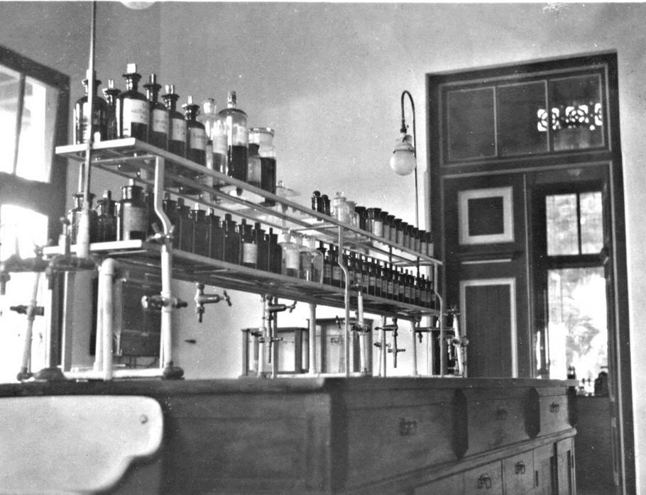 A laboratory in The Treub Laboratorium (Appended from the author’s private album)