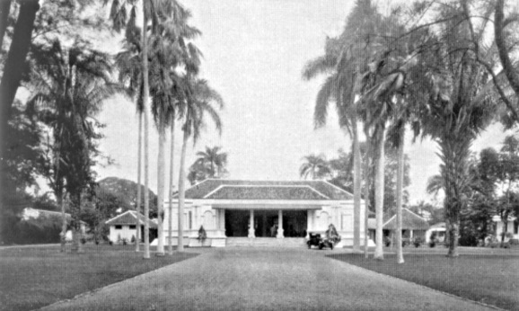 The Rechthoogeschool, Koningsplein-West. The venue of the opening meeting of the 4th Pacific Science Congress (Vries, J. J. De (ed.), Jaarboek van Batavia en omstreken 1927, Kolff, Batavia 1927)