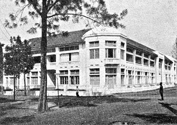 Hotel Preanger, Bandoeng.(The Official Tourist Bureau Weltvreden, Come to Java - 3rd Edition 1926-27, G. Kolff, Batavia).