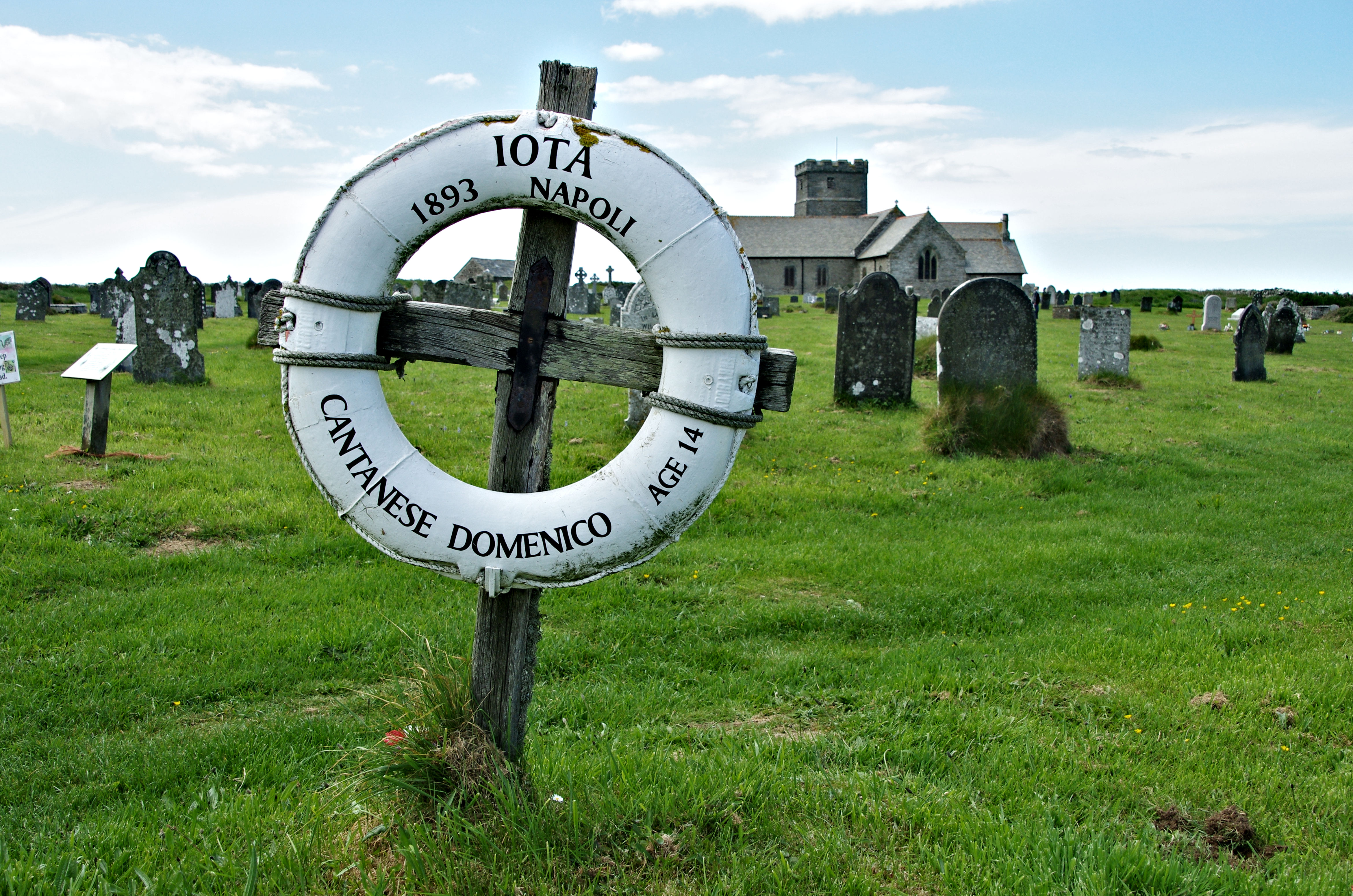 A tomb of an Italian boy in the graveyard of Tintagel Parish Church, Cornwall ( 2014-05-21.) The salvage of a wrecked ship was operated by the great grandfather of my friend's wife but the boy was found dead. コーンウォル，ティンタジェル教区教会墓地のイタリア少年の墓。