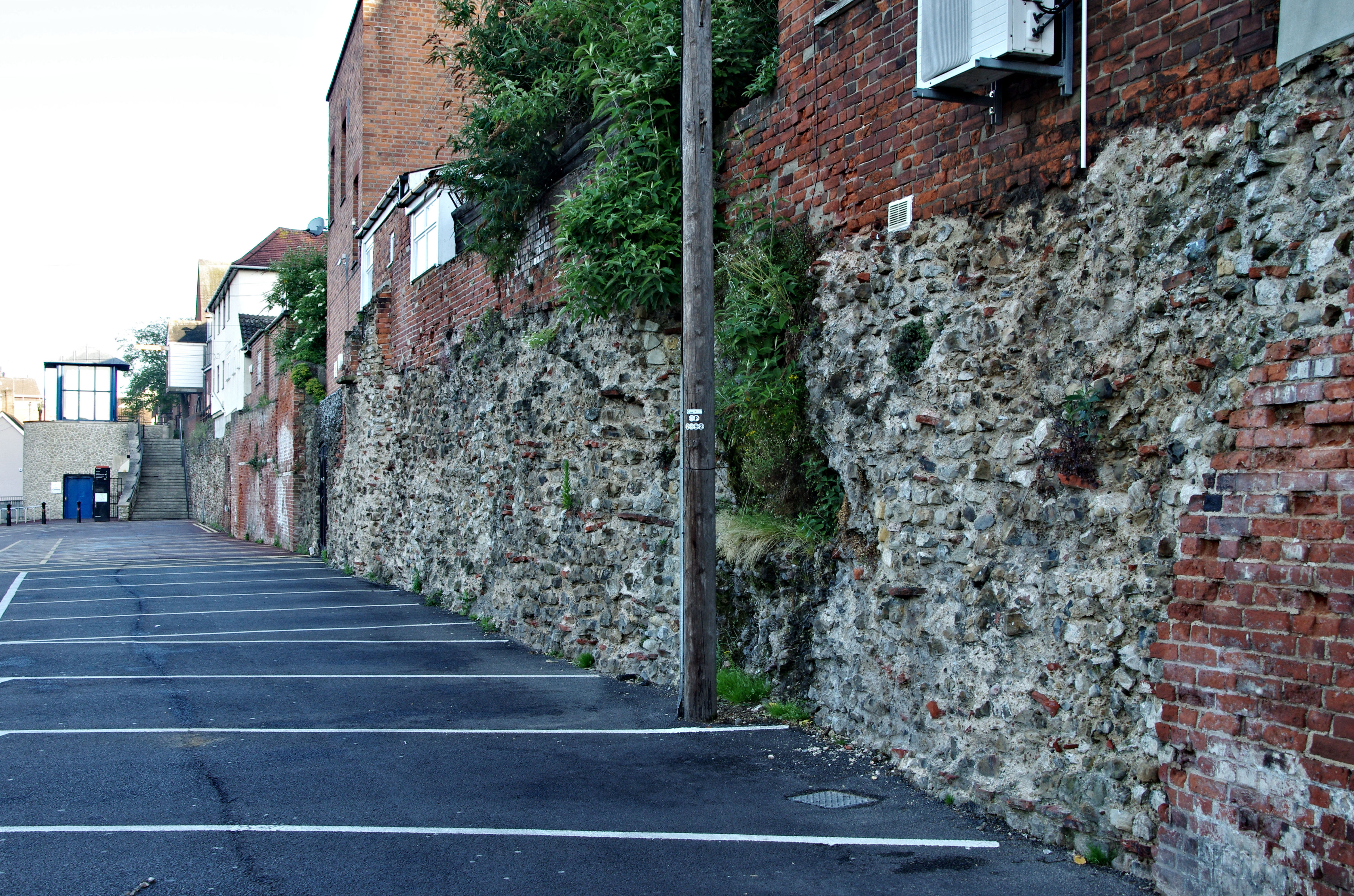 "Roman Wall" remaining in Colchester (2014-05-24.). Forty-five years ago, I lived in the opposite side of this public car park. コルチェスターに遺る ”ローマン・ウォール”。