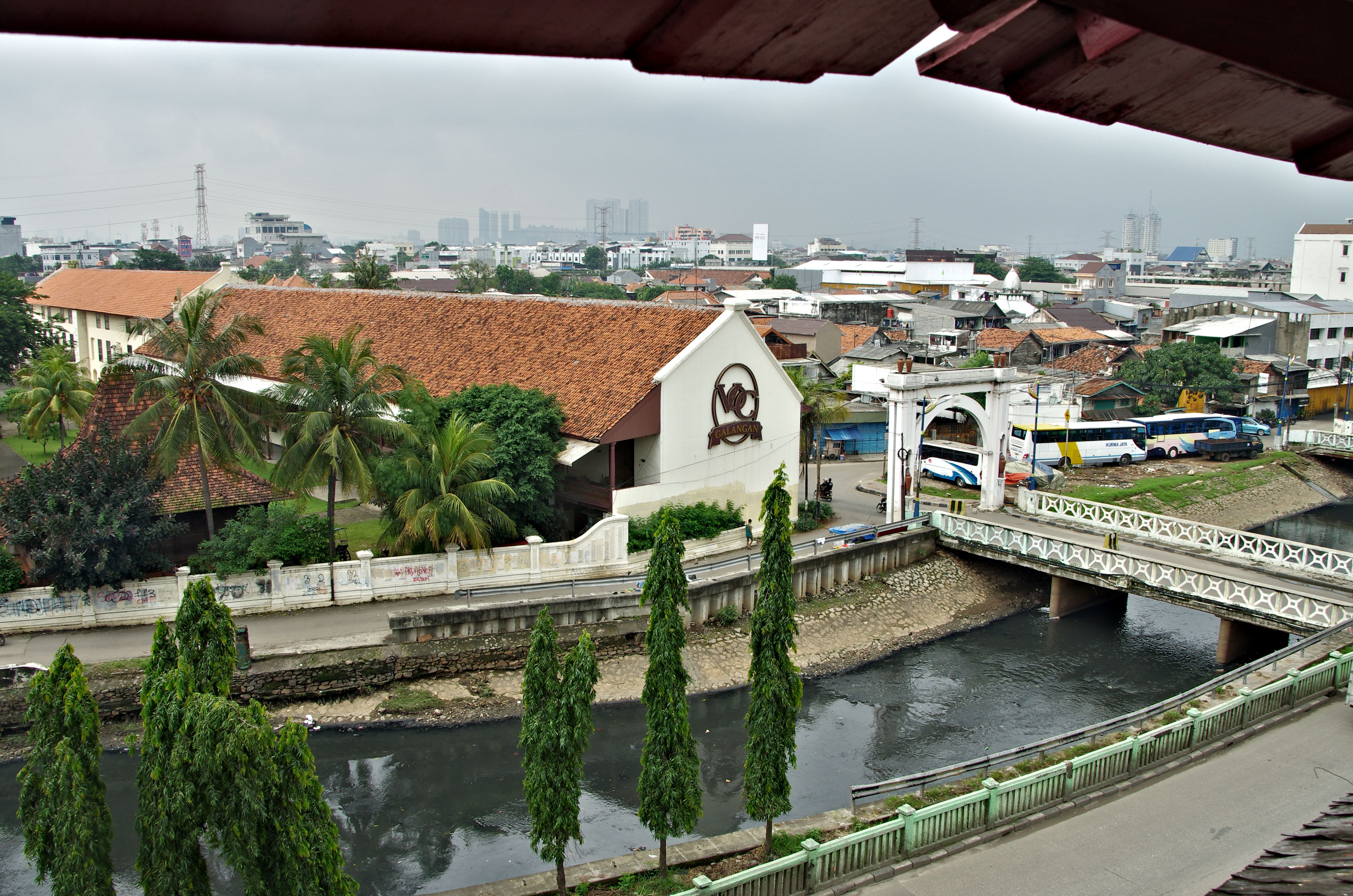 A view towards north from the 2nd (top) floor of the old Watchtower at Sunda Kelapa Port, Jakarta (2015-02-15.). The building seen in the middle used to be the Batavia office of VOC, now a restaurant. オールド・バタフィア地区，旧スンダ・クラパ港管制塔３階から南方（内陸側）を望む,。中央の建物は嘗ての VOC (オランダ東印度会社）のバタフィア・オフィス，今はレストラン。