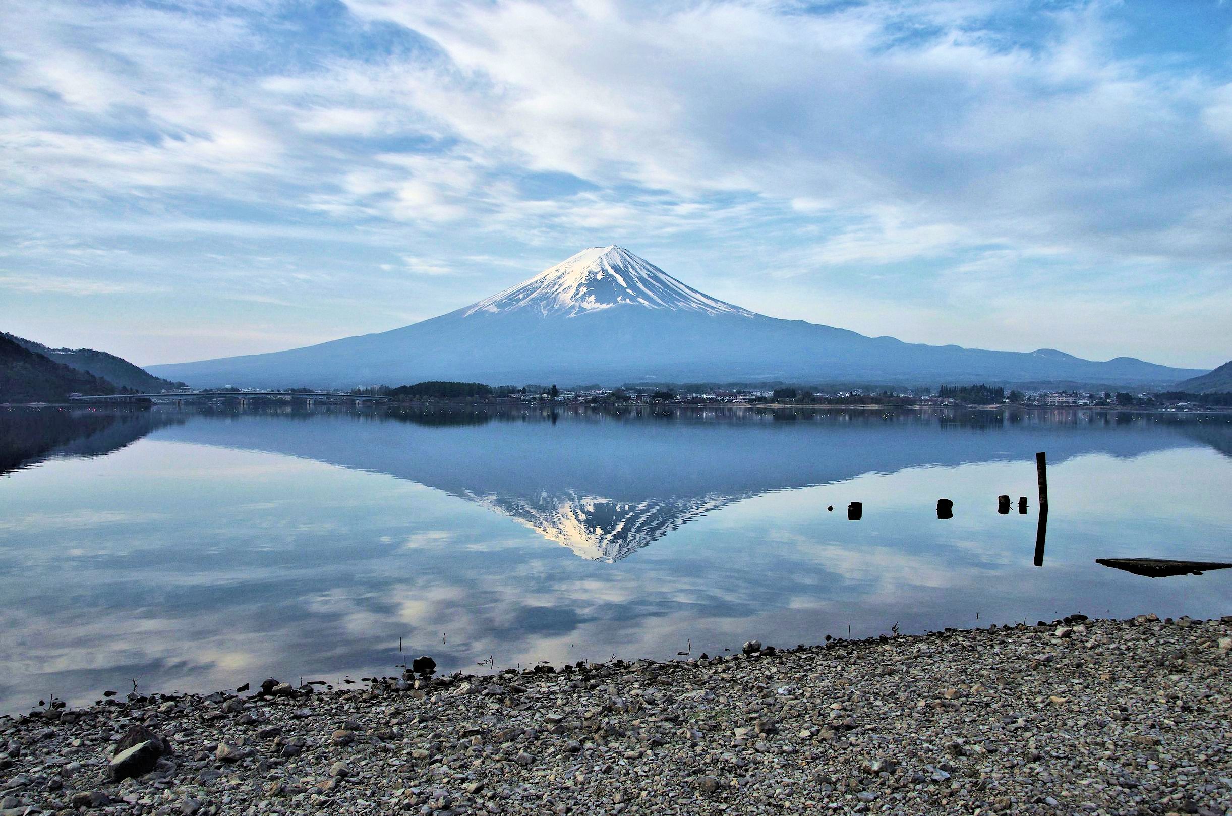 Inverse Mt. Fuji or Mt. Fuji mirrored on the lake. North shore of Lake Kawaguchi (2015-04-24). 逆さ富士。河口湖北岸