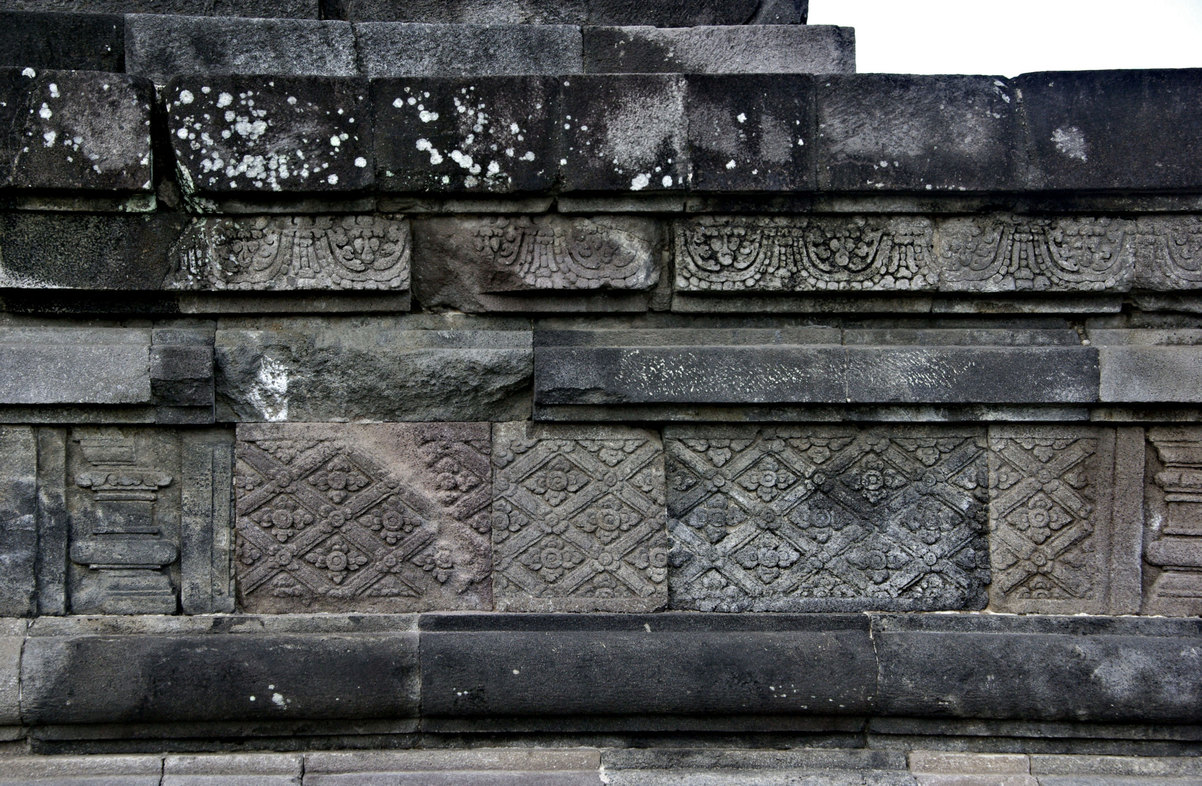 A relief on the basement of Candi Plaosan-Lor that is similar to a batik patter (2008-06-17). バティックパターンに似たチャンディ・プランバナン・ロル基壇のレリーフ。