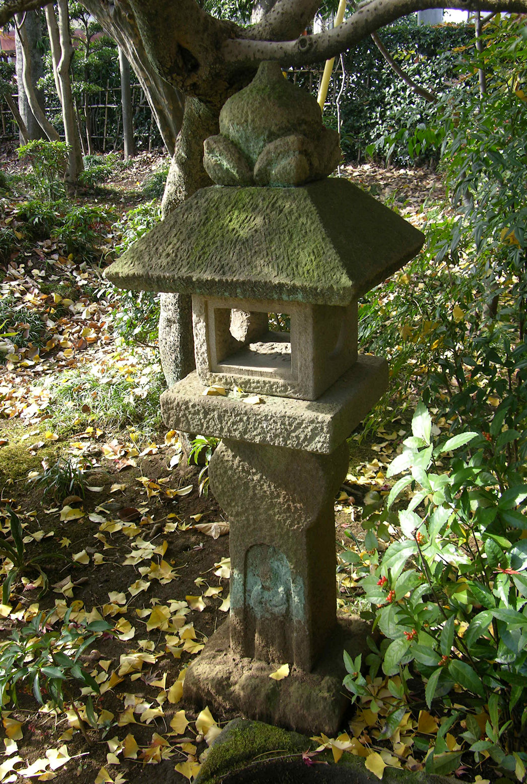 Kirishitan Garden Lantern in a private mansion in Higashiyamato, Tokyo. (03/12/2006). The figure engraved on the stem looks like a woman holding a baby. It was brought from Matsue, Shimane Prefecture.