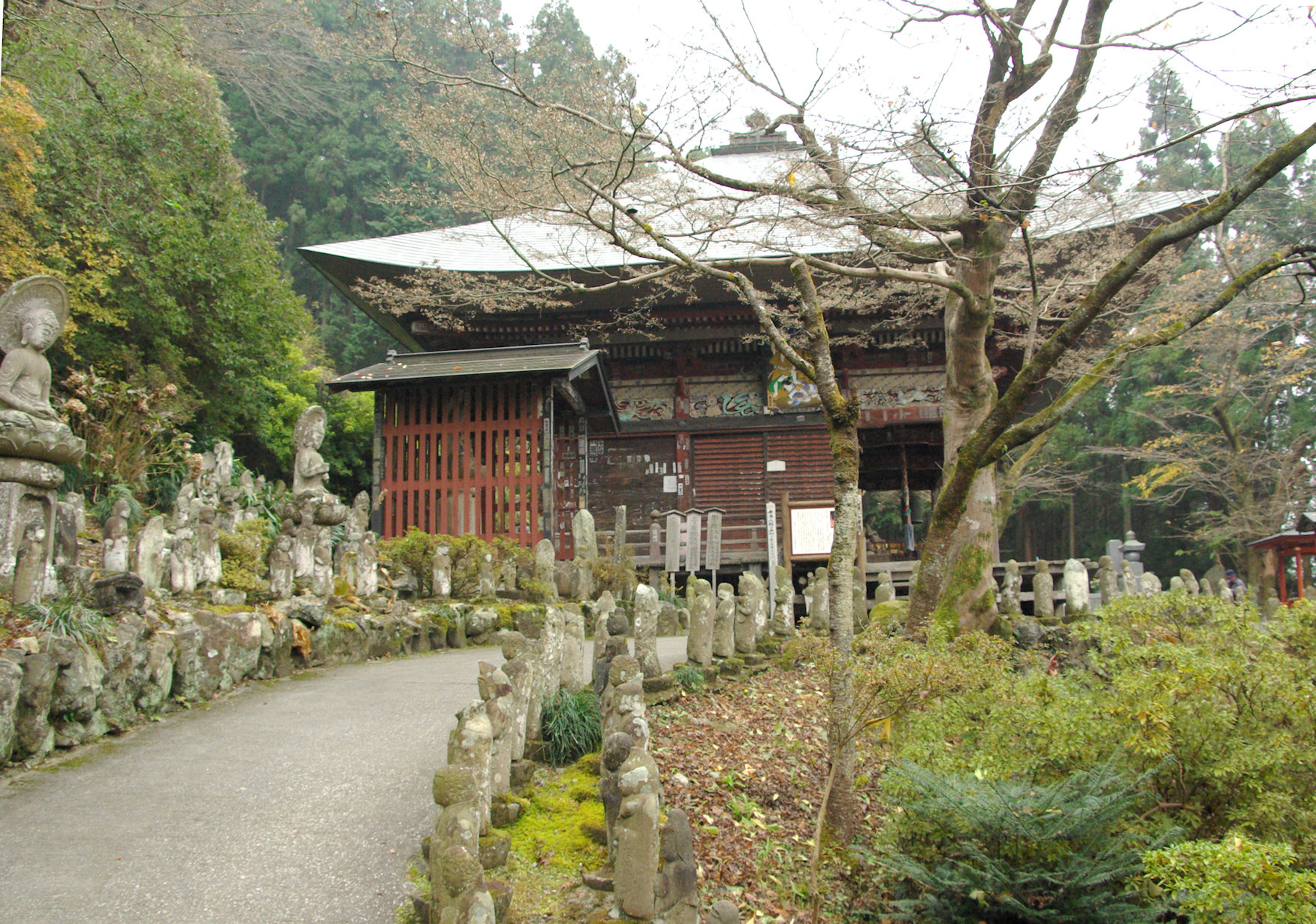 Approach to the main temple of Kouyasan-Kinshouji Temple, Chichibu, Saitama Prefecture. (30/11/2007).