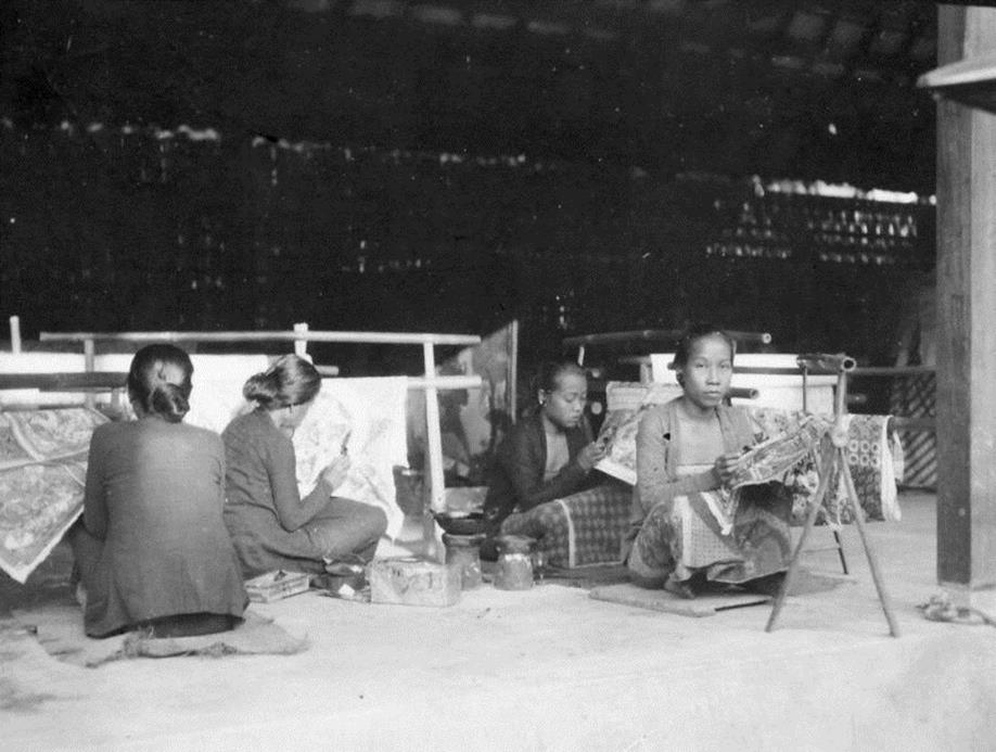 Membatik (diambil dari album pribadi penulis).