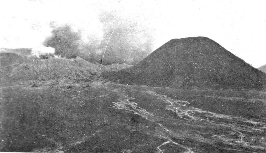 Gunung Batok (depan) dan gunung Bromo (belakang).