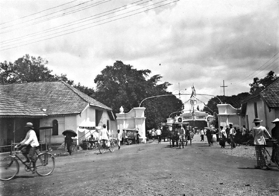 Pintu gerbang istana Solo (diambil dari album pribadi penulis)