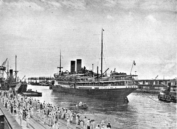 Pelabuhan Tandjoeng Priok. Vries, J. J. De (ed.), Jaarboek van Batavia en omstreken 1927, Kolff, Batavia 1927.