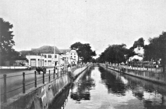 Sebuah pemandangan area perbelanjaan di Noorwijk, di sebelah kanan adalah sebuah trem uap. Vries, J. J. De (ed.), Jaarboek van Batavia en omstreken 1927, Kolff, Batavia 1927.