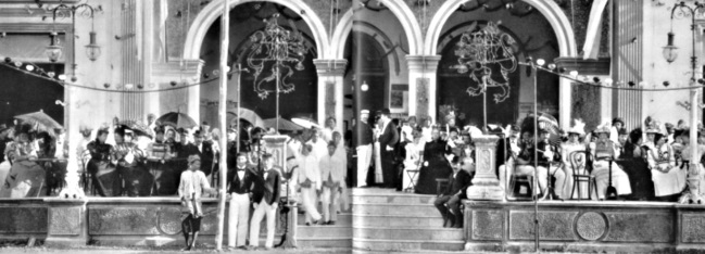 Dames en Heren’ dengan gaya yang modis. Nijs, E. Breton de, Tempo Doeloe - Fotografische documenten uit het oudeIndie 1870-1914, Amsterdam E. M. Querido’s Eitgerbers M. J. 1961.