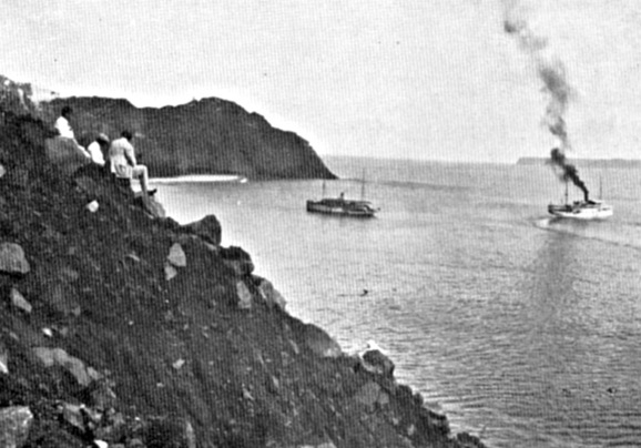 Kapal De Rumphius (kanan) dan Kapal De Wega (kiri) di dekat pulau- pulau Krakatau. Proceedings of The Fourth Pacific Science Congress Java 1929, Vol. 1.