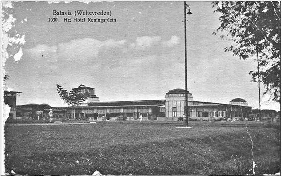 Hotel Koningsplein. Foto ini baru (diganti), dari kartupos lama (http://www.delcampe.net/).