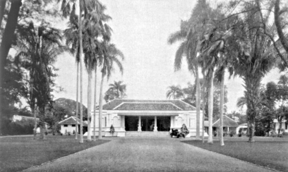 Rechthoogeschool, Koningsplein-bagian Barat (Tempat  berlangsungnya acara pembukaan Kongres Ilmu Pengetahuan Pasifik yang keempat). Vries, J. J. De (ed.), Jaarboek van Batavia en omstreken 1927, Kolff, Batavia 1927.