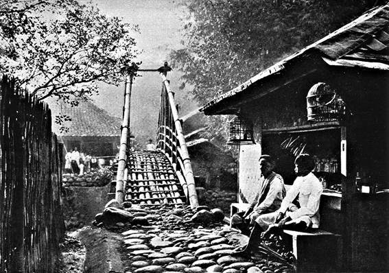 Jembatan gantung yang terbuat dari bambu (Di depan warung tergantung kandang burung yang biasa terlihat di pulau Djawa). Vlekke, Bernard H. M., The Story of the Dutch East Indies, Harvard University Press, Cambridge, Massachusette 1945.