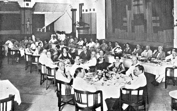 Makan malam perpisahan di Soerabaja, meja resmi. Proceedings of The Fourth Pacific Science Congress Java 1929, Vol. 1.
