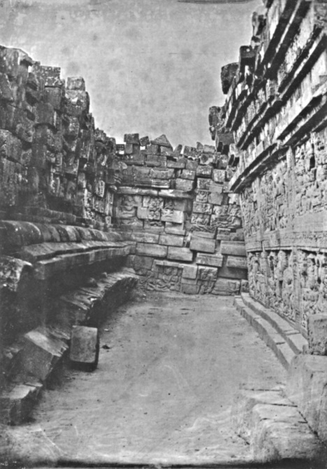 Salah satu foto Boroboedoer yang diambil tahun 1850-an (penjelasan lebih lanjut tidak diketahui). Miksic, J. (text), Trancini, M. (photographs), Borobudur – Golden tales of the Buddhas, Periplus Editions, Berkeley 1990
