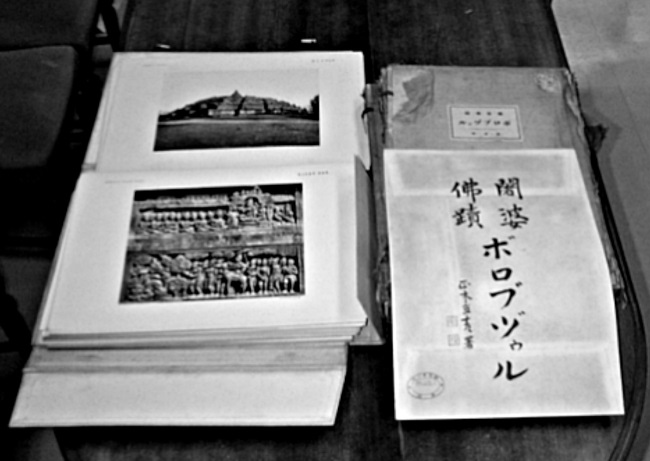 Hasil penelitian Miura tentang Boroboedoer lengkap dengan foto-foto semua gambar timbul dan patung yang dicetak dalam buku: Miura, H., Javanese Buddhist Remains - Boroboedoer, Boroboedoer Publishing Society, Tokyo 1925. (The Tokugawa Art Museum Library Collection.)