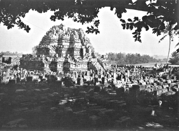 Tjandi Prambanan (Shiva). Drissen, E. (ed.), Vastgelegd voor Later - Foto’s van Thilly Weissenborg, Sijtohoff, Amsterdam 1983.
