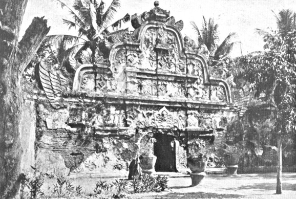 Pintu gerbang Taman Sari (istana Air ) di Jogjakarta. Stutterheim, W. F., Pictoal history of civilization in Java. Translated by Mrs. A. C. de Winter-Keen, The Java-Institute and G. Kolff & Co., Weltevreden, 1926.