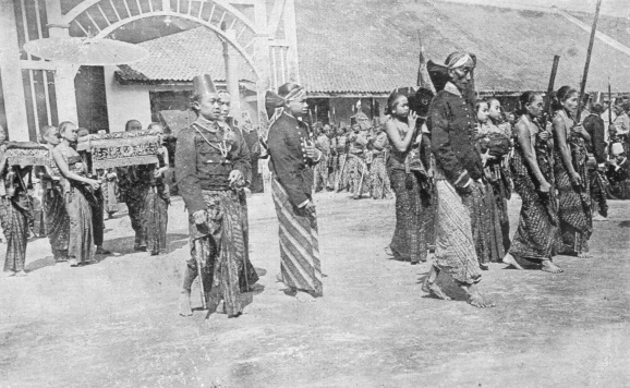 Pemeriksaan prajurit orang-orang Djawa dan perayaan nasional kelahiran Nabi Muhammad di Solo. Stutterheim, W. F., Pictoral history of civilization in Java. Translated by Mrs. A. C. de Winter-Keen, The Java-Institute and G. Kolff & Co., Weltevreden, 1926.