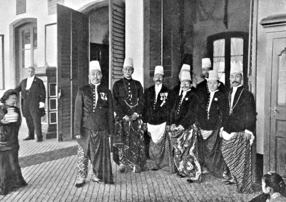 Para Pangeran dari Solo, Bawah : ‘Acterzaal’ di Keraton. Koning J. and Wouters D., Mooi en Nijver Insulinde, P.Noordhogg, Groningen - Batavia, c1930.