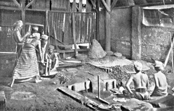 Tukang pembuat gong. Stutterheim, W. F., Pictoral history of civilization in Java. Translated by Mrs.. A. C. de Winter-Keen, The Java-Institute and G. Kolff & Co., Weltevreden, 1926