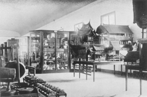 Sebuah ruangan di Museum Nasional Djakarta. Vries, J.J. De (ed.), Jaarboek van Batavia en omstreken 1927, Kolff, Batavia 1927